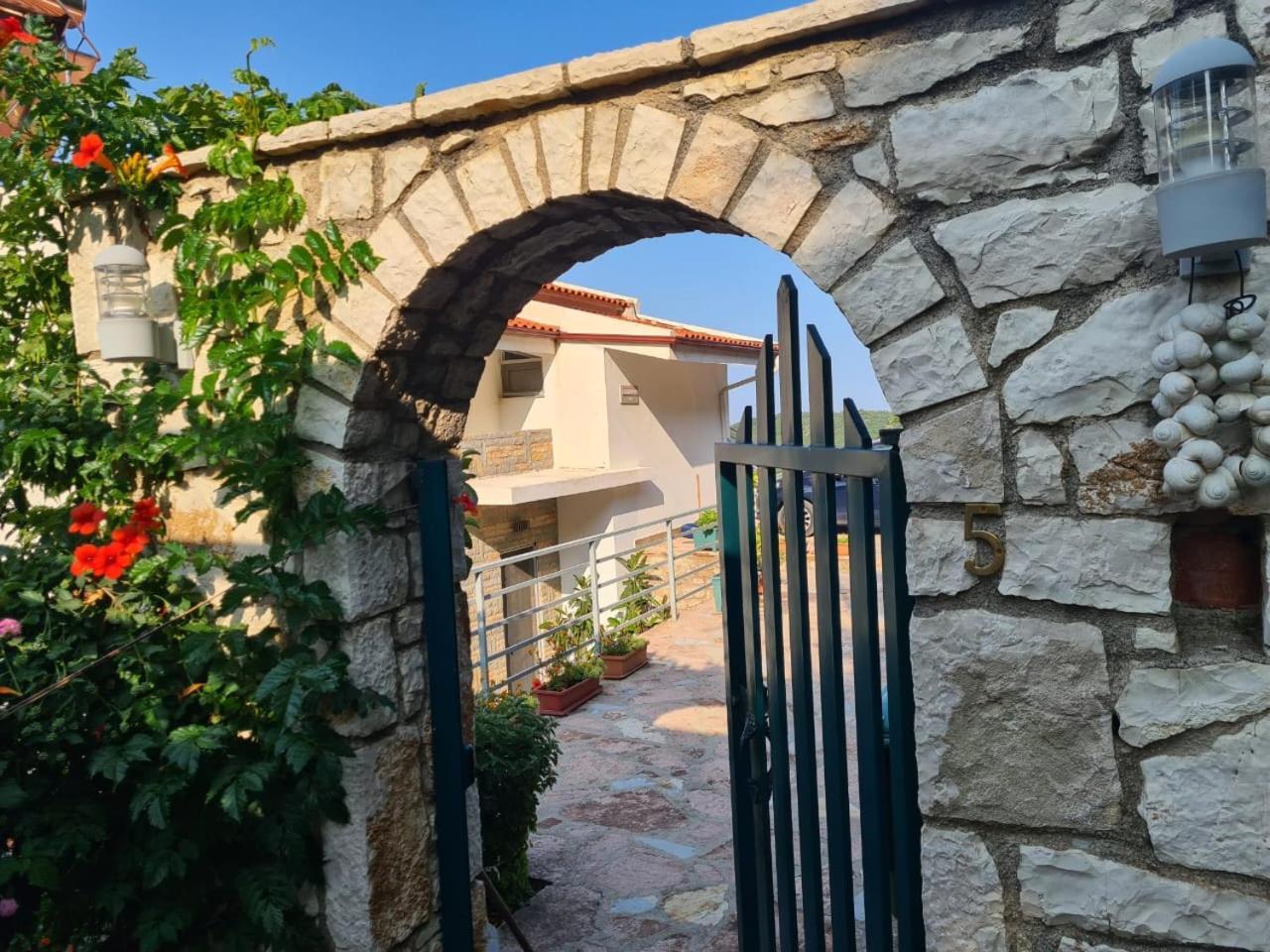 Gasthaus Vila Tatjana Vuno Exterior foto